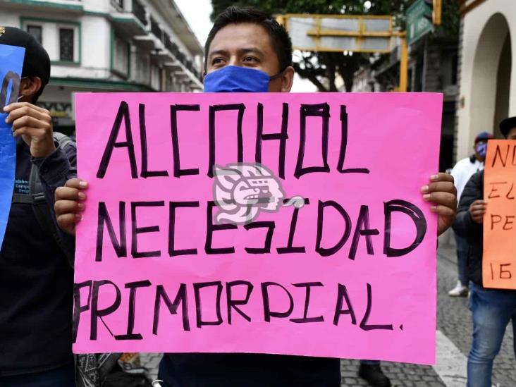 Bloquean centro de Xalapa por cierre de alcoholera en Orizaba