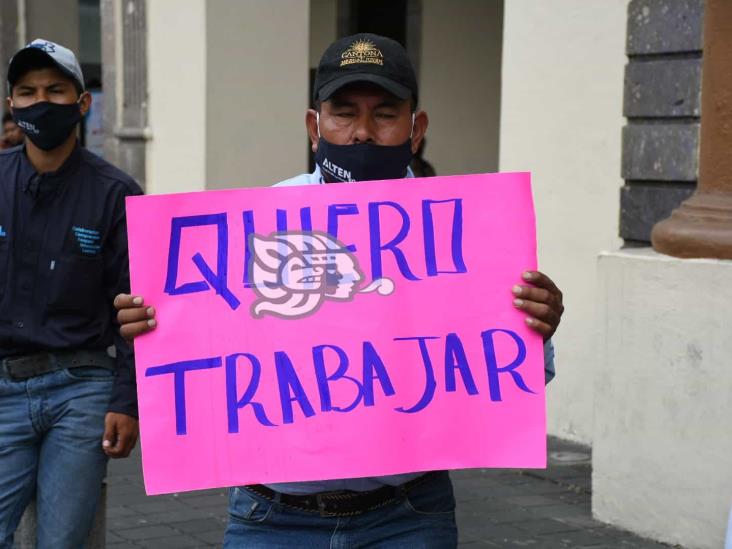 Bloquean centro de Xalapa por cierre de alcoholera en Orizaba