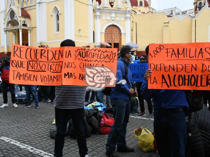 Bloquean centro de Xalapa por cierre de alcoholera en Orizaba