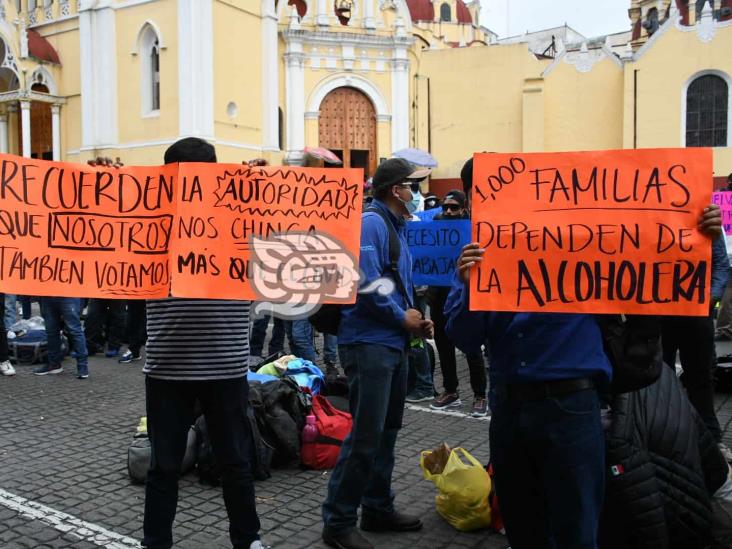Bloquean centro de Xalapa por cierre de alcoholera en Orizaba