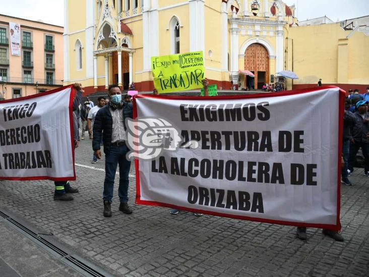Bloquean centro de Xalapa por cierre de alcoholera en Orizaba