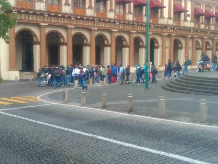 Bloquean centro de Xalapa por cierre de alcoholera en Orizaba