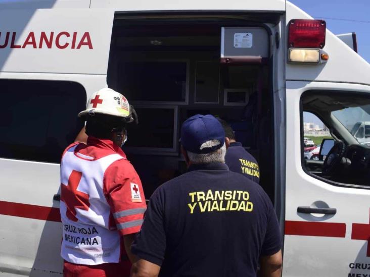 Se accidenta policía municipal tras ser impactado por conductora en calle de Veracruz