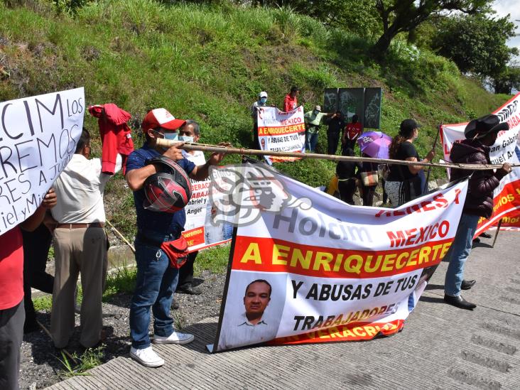 Exigen liberar a empleados de Holcim detenidos; bloquean la Orizaba-Puebla