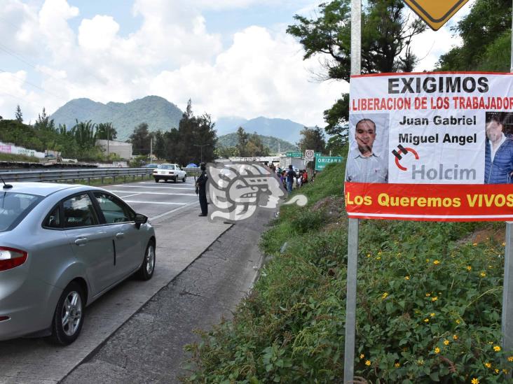 Exigen liberar a empleados de Holcim detenidos; bloquean la Orizaba-Puebla