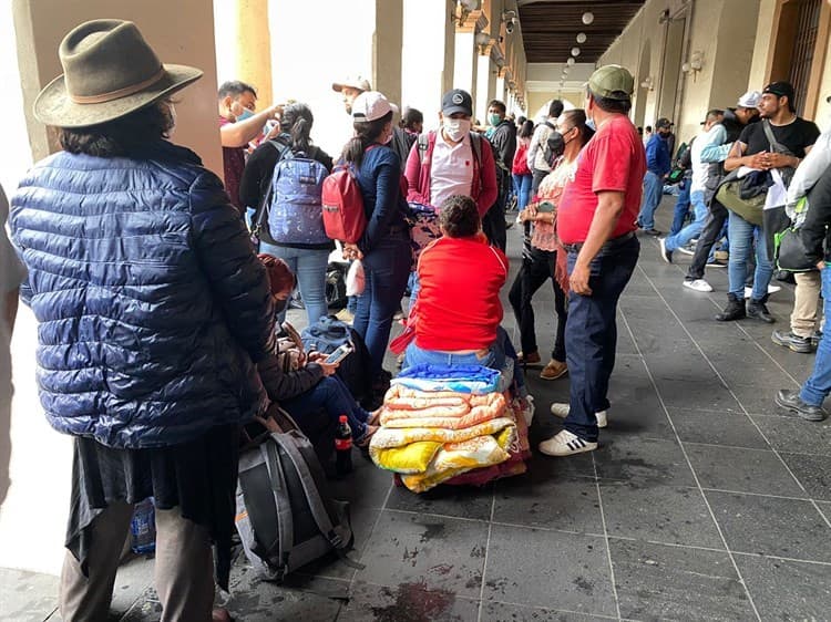 Bloquean centro de Xalapa por cierre de alcoholera en Orizaba
