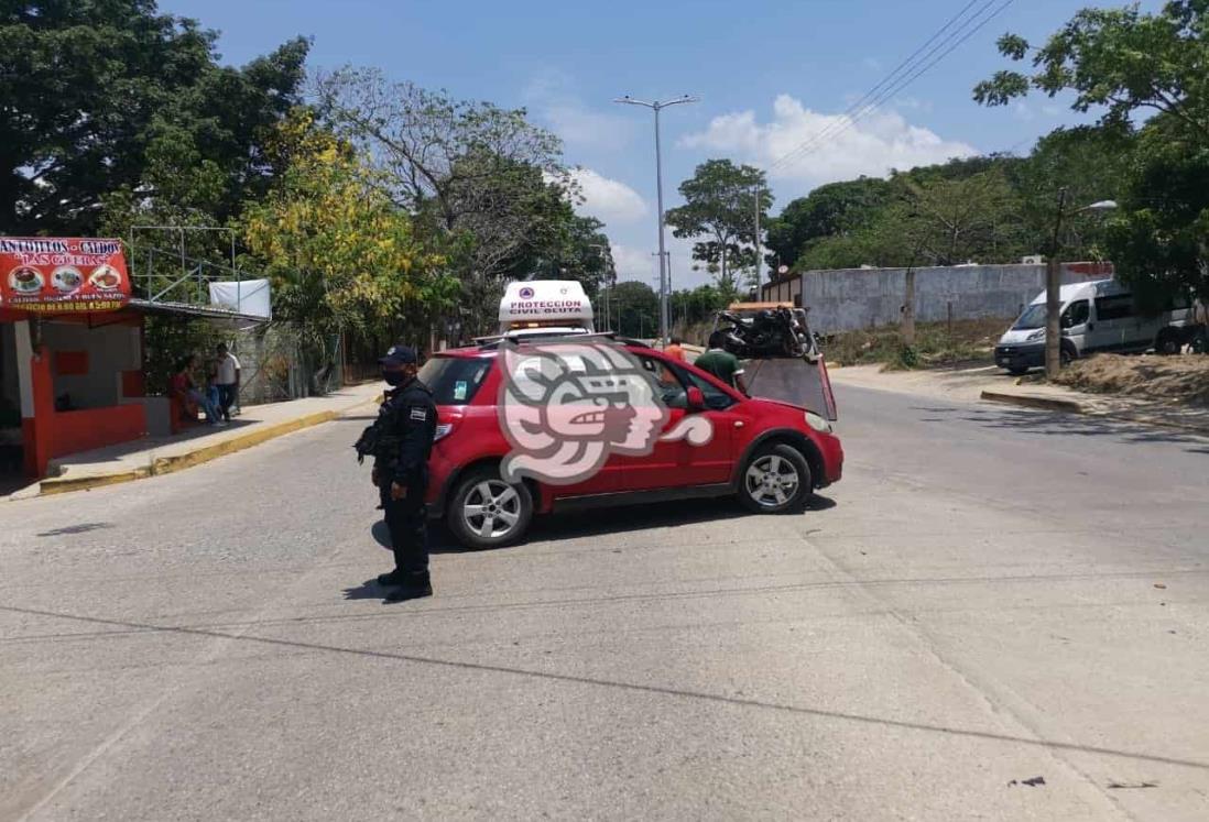 Mujer abandona su auto tras chocar con motociclista en Oluta