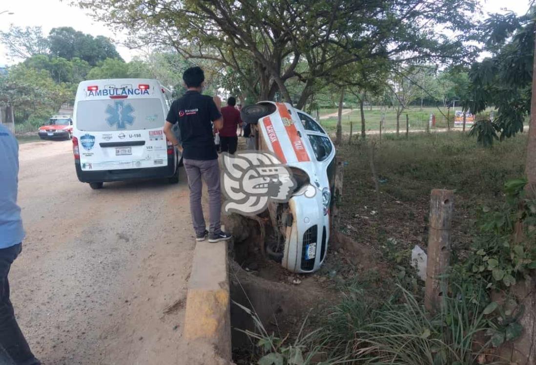 Vuelcan delincuentes en taxi que acababan de robar en Soconusco