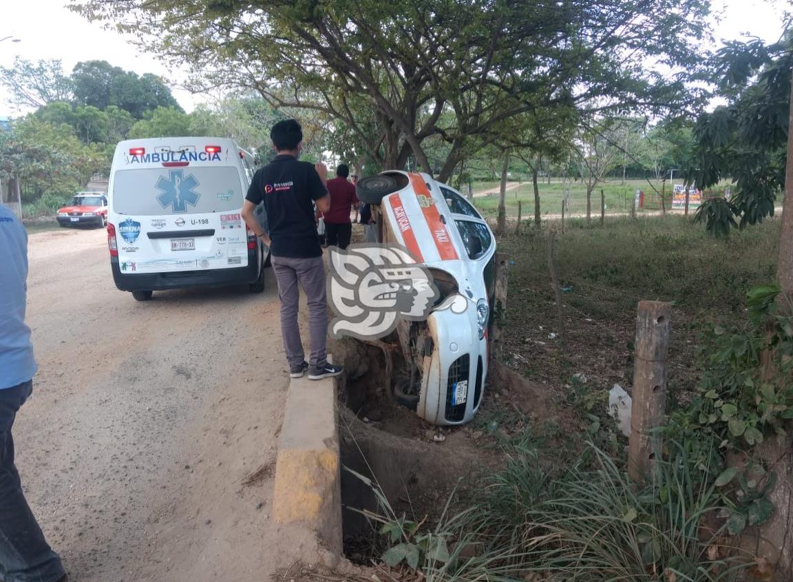 Vuelcan delincuentes en taxi que acababan de robar en Soconusco