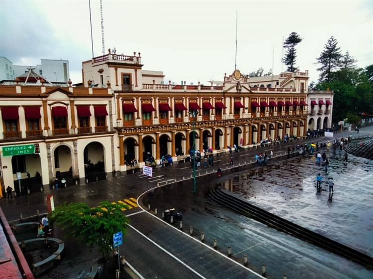 Bloquean centro de Xalapa por cierre de alcoholera en Orizaba