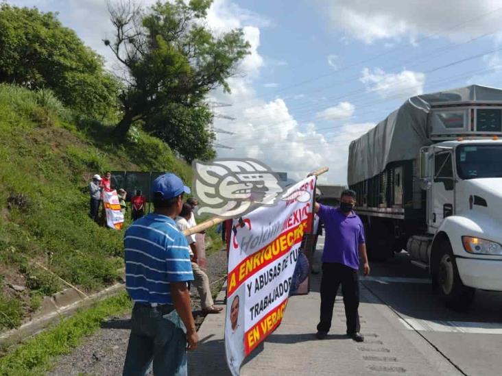 Exigen liberar a empleados de Holcim detenidos; bloquean la Orizaba-Puebla