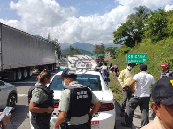 Exigen liberar a empleados de Holcim detenidos; bloquean la Orizaba-Puebla