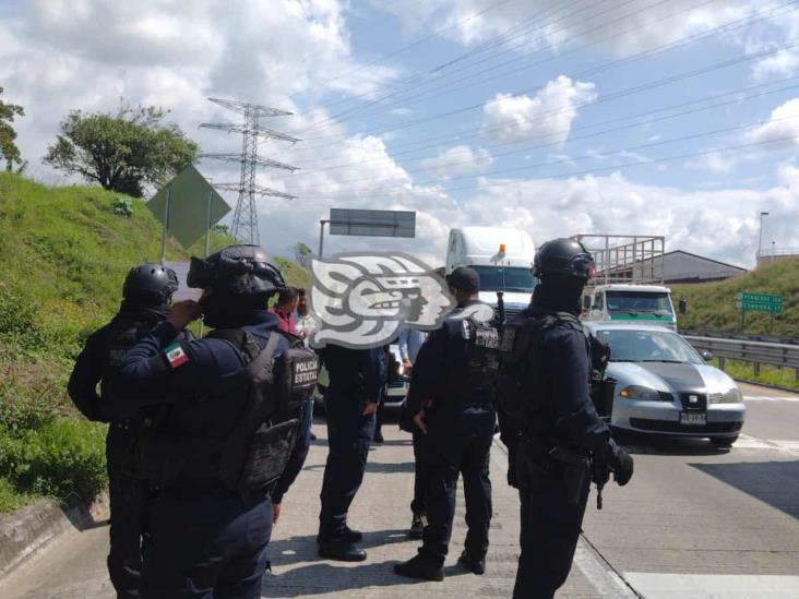 Exigen liberar a empleados de Holcim detenidos; bloquean la Orizaba-Puebla