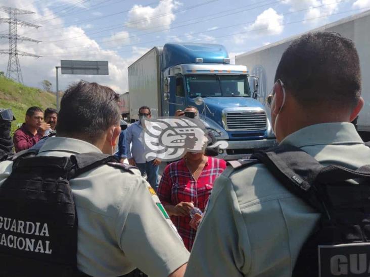 Exigen liberar a empleados de Holcim detenidos; bloquean la Orizaba-Puebla