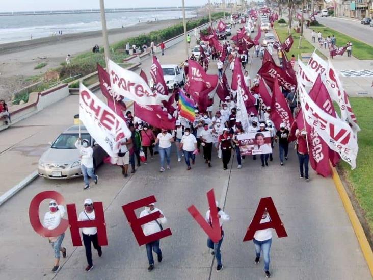 Cheva realizó espectacular papaqui por el malecón costero