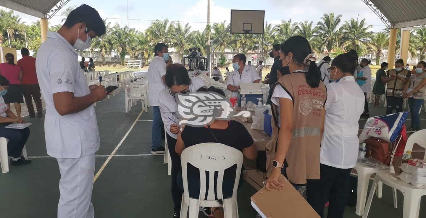 Inició sin largas filas aplicación de vacuna anticovid en Las Choapas