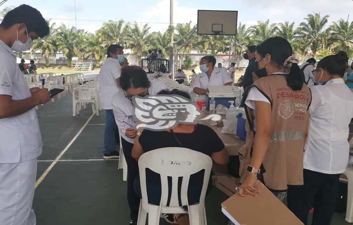 Inició sin largas filas aplicación de vacuna anticovid en Las Choapas