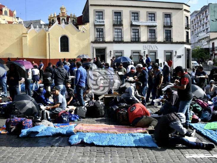 Trabajadores de la alcoholera de Orizaba continúan su manifestación en Xalapa
