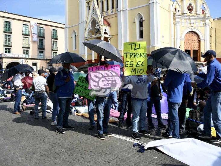 Trabajadores de la alcoholera de Orizaba continúan su manifestación en Xalapa