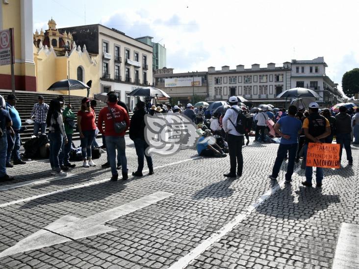 Trabajadores de la alcoholera de Orizaba continúan su manifestación en Xalapa