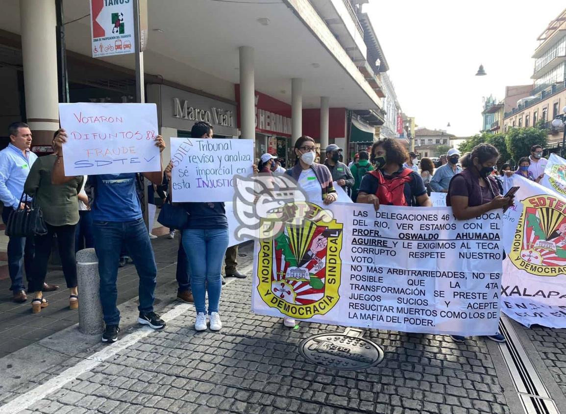 Integrantes del SDTEV bloquean Centro de Xalapa; exigen invalidar toma de nota