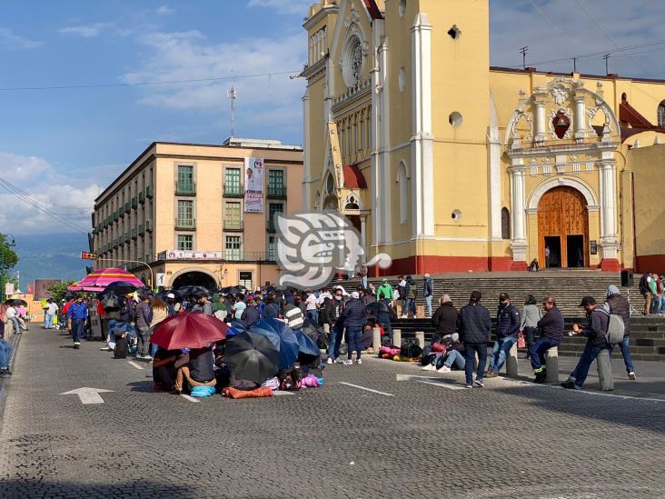 Trabajadores de la alcoholera de Orizaba continúan su manifestación en Xalapa