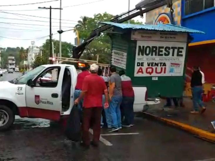 Sin previo aviso, retiran puesto de periódicos en centro de Poza Rica