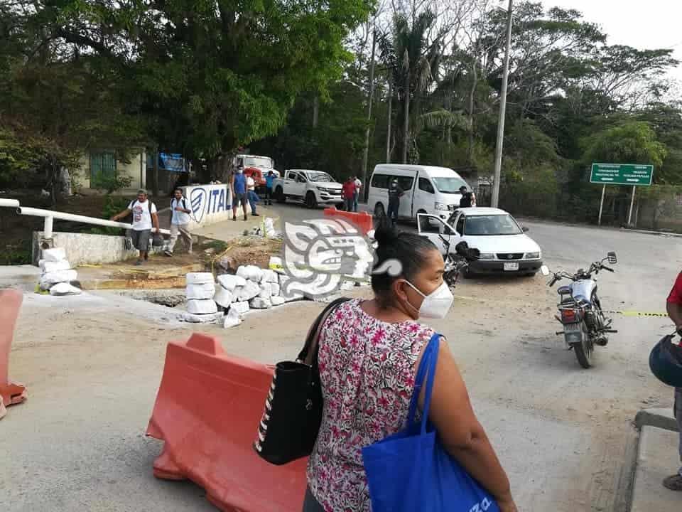 Bloquean puente de El Jagüey; rechazan vehículos pesados