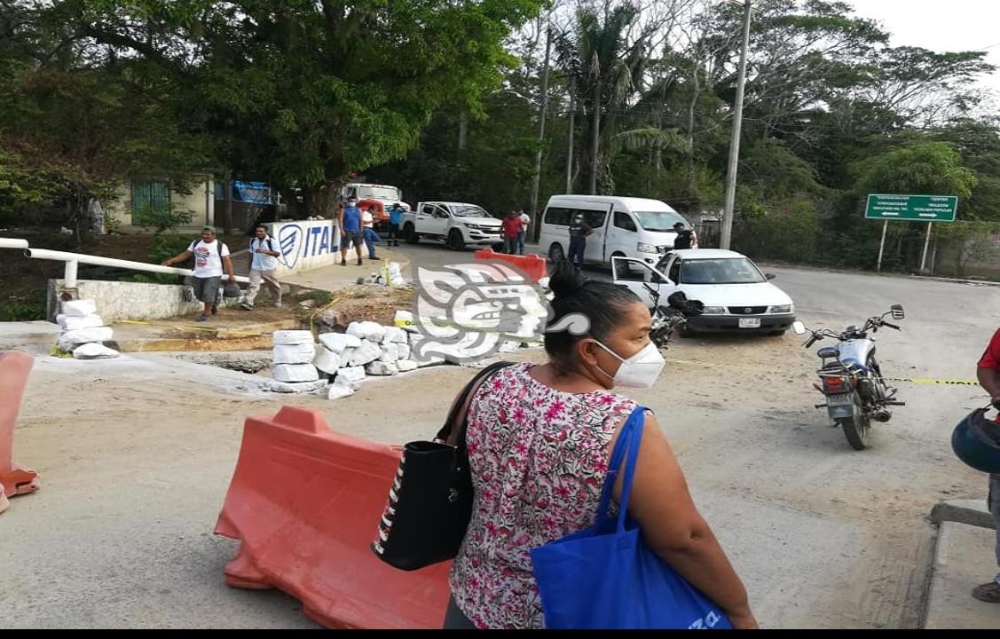 Bloquean puente de El Jagüey; rechazan vehículos pesados