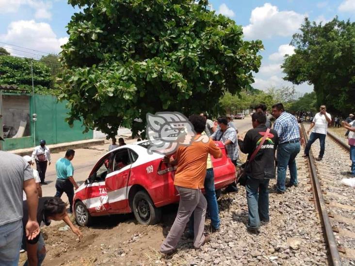 Taxi es arrastrado por el ferrocarril en pleno centro de Isla