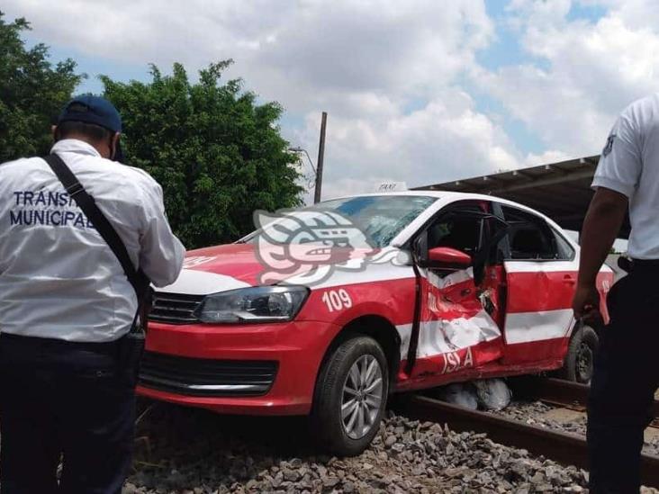 Taxi es arrastrado por el ferrocarril en pleno centro de Isla