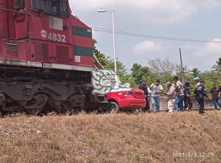 Taxi es arrastrado por el ferrocarril en pleno centro de Isla