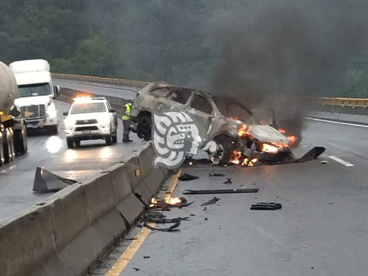 Camioneta choca y se incendia en el libramiento de Xalapa; hay dos lesionados