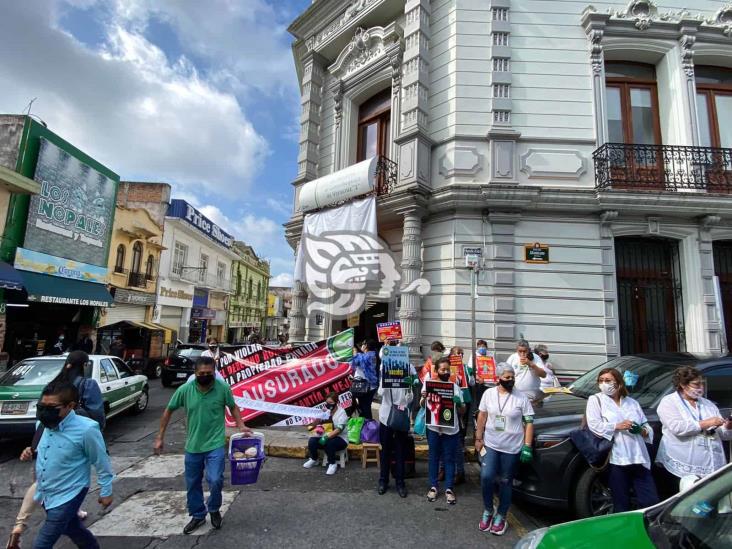 Jubilados del IMSS se manifiestan en el SAT de Xalapa; exigen pagos