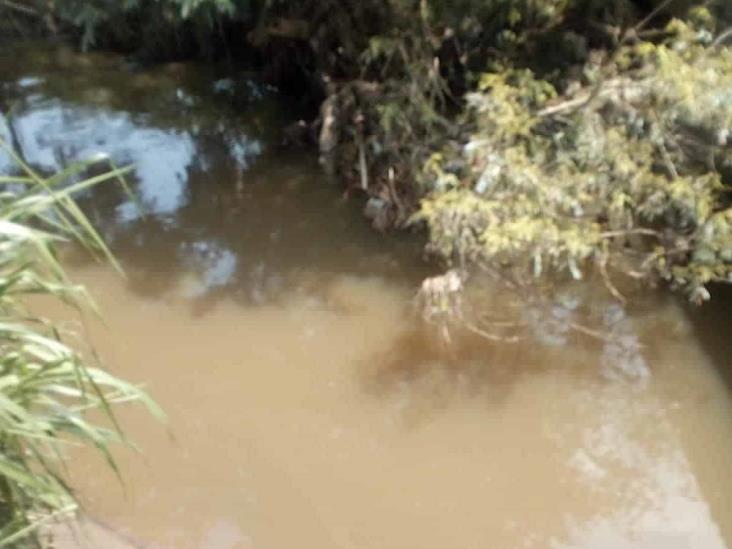 Hallan cuerpo de hombre en avanzado estado de descomposición en arroyo