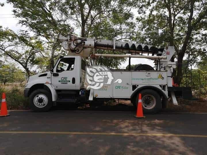 Cabecera de Mecayapan lleva dos días sin energía eléctrica