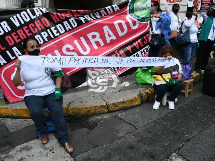 Jubilados del IMSS se manifiestan en el SAT de Xalapa; exigen pagos