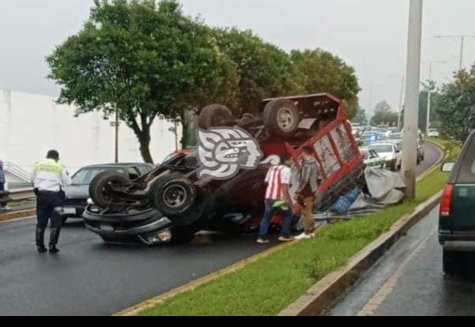 Vuelca camioneta con verduras en bulevar de Banderilla