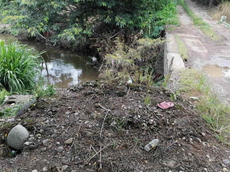 Hallan cuerpo de hombre en avanzado estado de descomposición en arroyo