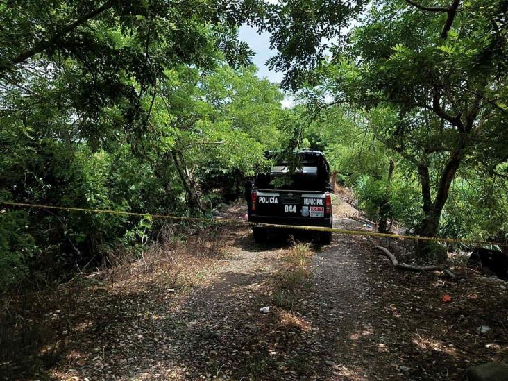 Hallan cuerpo de hombre en avanzado estado de descomposición en arroyo