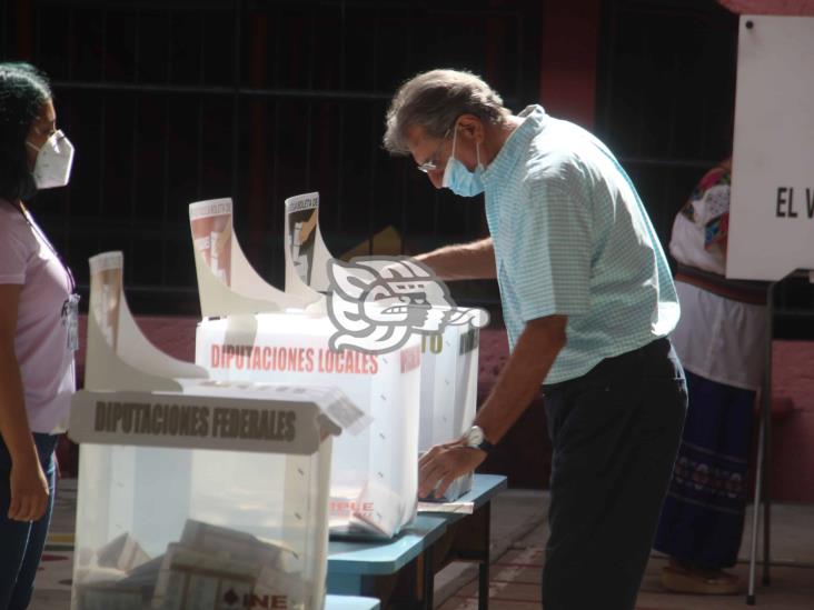 Bringas acude a votar y auxilia a mujer que sufrió caída
