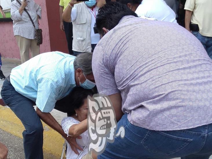 Bringas acude a votar y auxilia a mujer que sufrió caída
