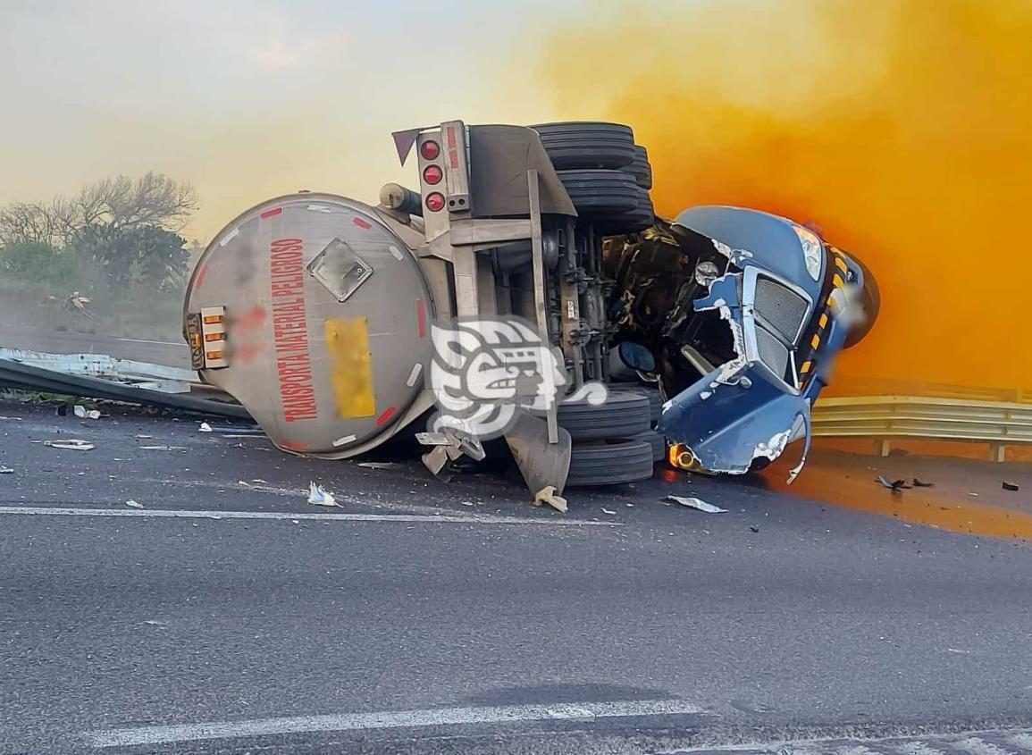 Vuelca tráiler con ácido sobre la México-Orizaba; fallece conductor