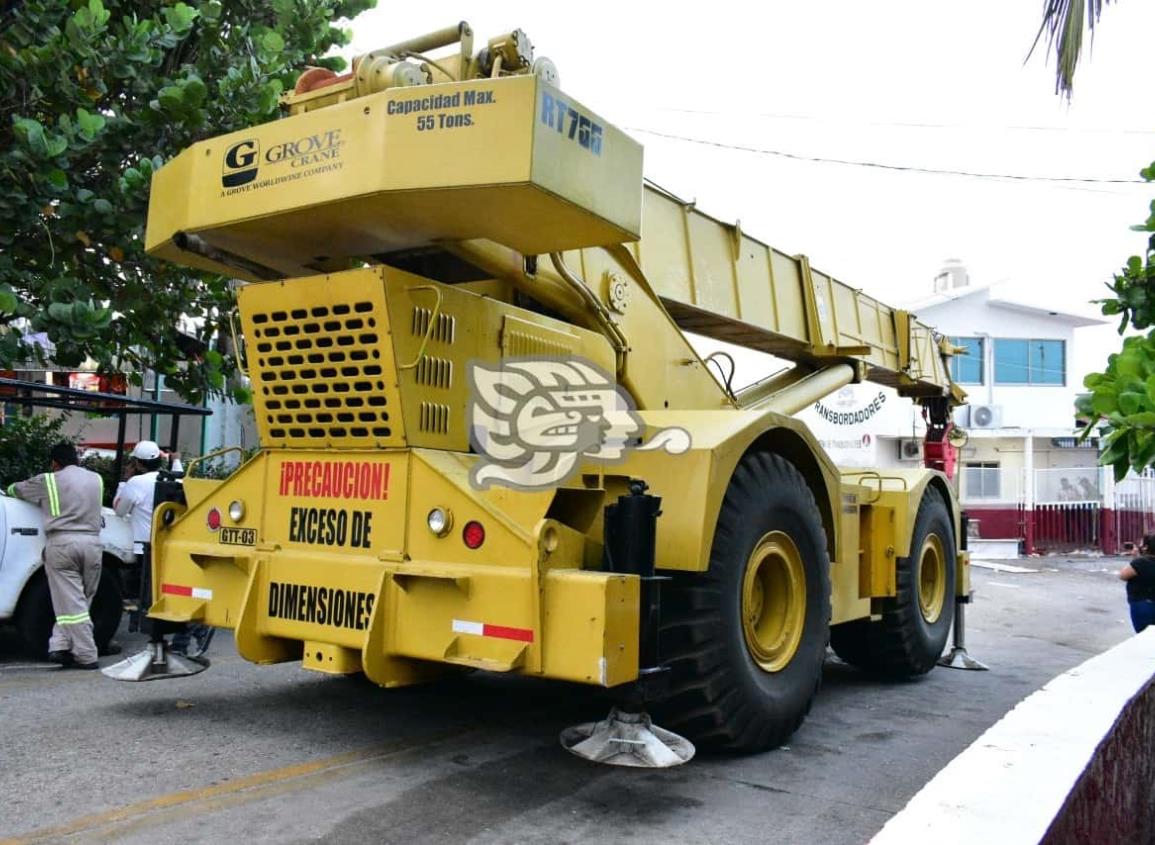 Grúa impacta camioneta en acceso al muelle de transbordadores