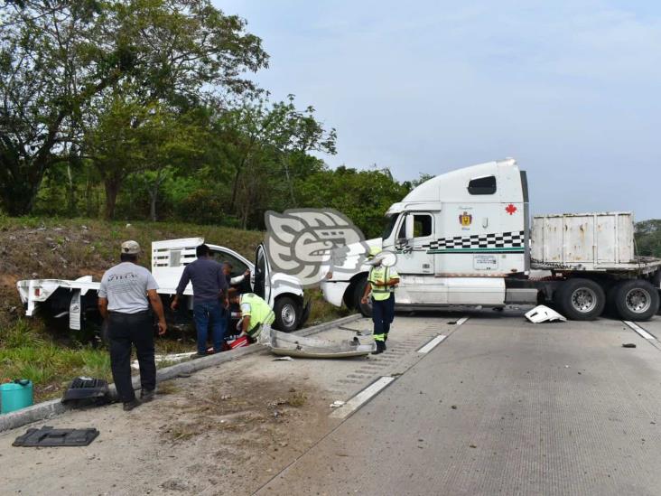 Soconusqueños resultan lesionados tras choque en tramo Acayucan-Cosolea