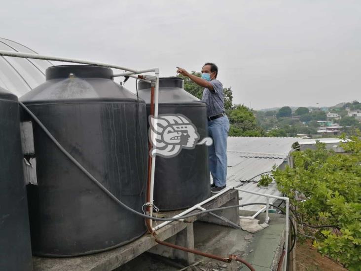 Robaron las tapas de los tinacos y el agua en primaria de Ixhuatlán