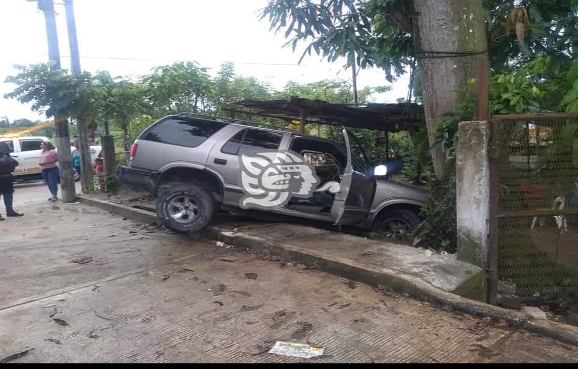 Veloz camioneta impacta humilde vivienda en Agua Dulce