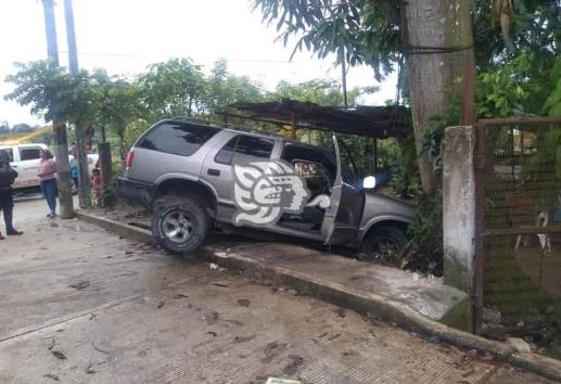 Veloz camioneta impacta humilde vivienda en Agua Dulce