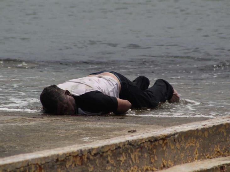 Hallan hombre sin vida cerca del muelle en Puerto de Veracruz