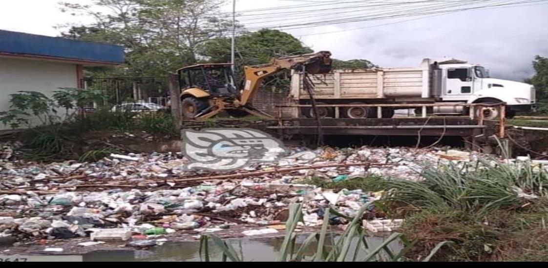 Una vez más, desazolvan arroyo Acotope en Minatitlán